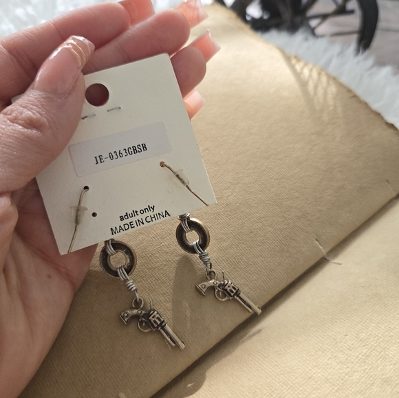 Bullet Earrings with Revolver Gun Charm. New. - Picture 4 of 4